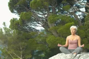 Γυναίκα διαλογίζεται στη φύση για τη διαχείριση της ινομυαλγίας με ομοιοπαθητική στην Αθήνα