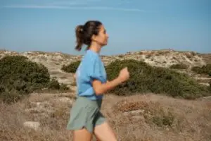 Γυναίκα τρέχει σε μεσογειακό τοπίο - ομοιοπαθητική θεραπεία για σύνδρομο πολυκυστικών ωοθηκών