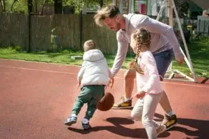 Άνδρας με αγκυλοποιητική σπονδυλαρθρίτιδα παίζει μπάσκετ με παιδιά - ευλυγισία σπονδυλικής μετά από ομοιοπαθητική θεραπεία