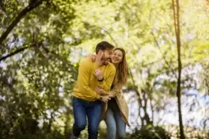 Ομοιοπαθητική θεραπεία για έρπη γεννητικών οργάνων - Ζευγάρι σε στιγμή χαράς και intimacy στη φύση - YourHomeoDoctor