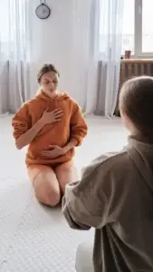 Γυναίκα σε συνεδρία χαλάρωσης βιώνει σωματοποίηση συναισθημάτων και ανακούφιση από ψυχοσωματικά συμπτώματα