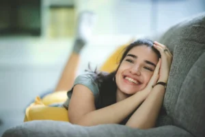 Γυναίκα που νιώθει ευεξία και ενέργεια μετά την αντιμετώπιση της σιδηροπενικής αναιμίας με ομοιοπαθητική