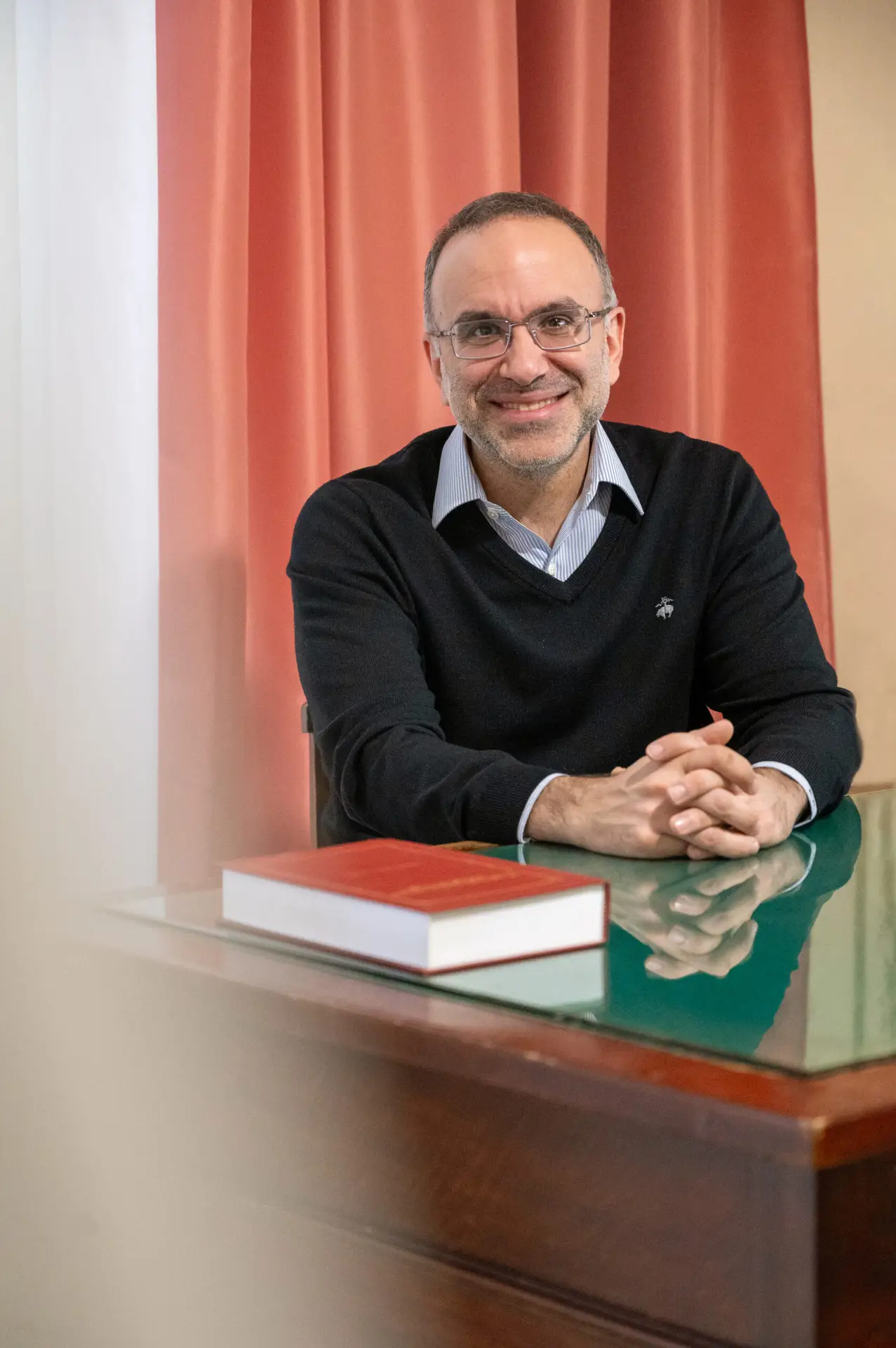 Ο ομοιοπαθητικός ιατρός Ευάγγελος Παπαδημητρίου MD στο ιατρείο του στον Νέο Κόσμο.