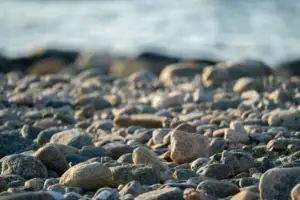 Βότσαλα σε ελληνική παραλία — Medorrhinum ομοιοπαθητικό φάρμακο, βελτίωση κοντά στη θάλασσα