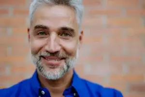 Χαμογελαστός άντρας μετά από επιτυχή αντιμετώπιση έρπη ζωστήρα με ομοιοπαθητική θεραπεία