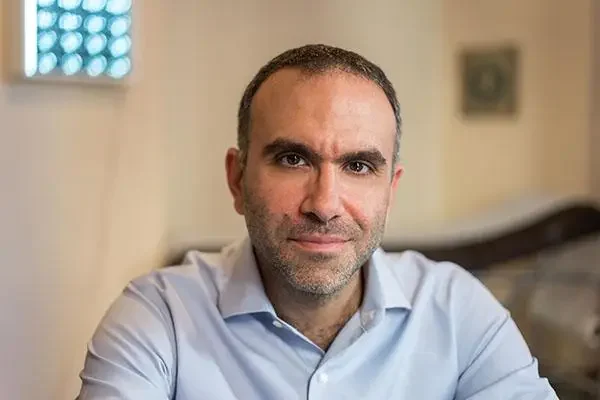 Ο Ομοιοπαθητικός Ιατρός Ευάγγελος Παπαδημητρίου MD στο ιατρείο του στον Νέο Κόσμο, Αθήνα.